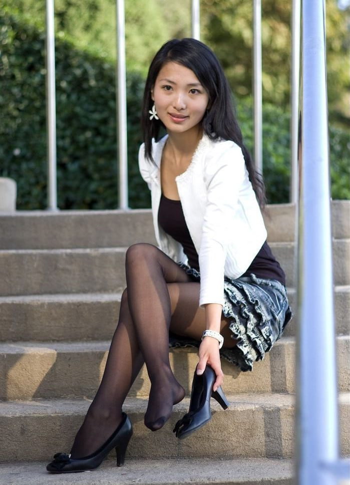 Skinny Chinese Wife in Black Pantyhose - 11 Photos 