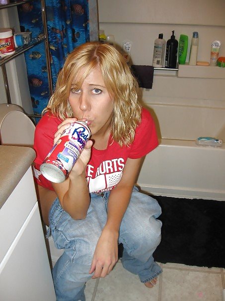 Sex Girls on the toilet image