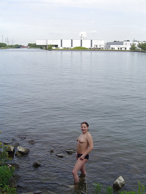 Sex Nicole Berghaus aus Gelsenkirchen nackt outdoor 2 image