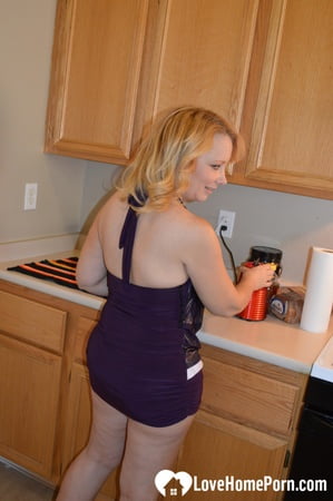 mature cunt gets fingered until it cums         