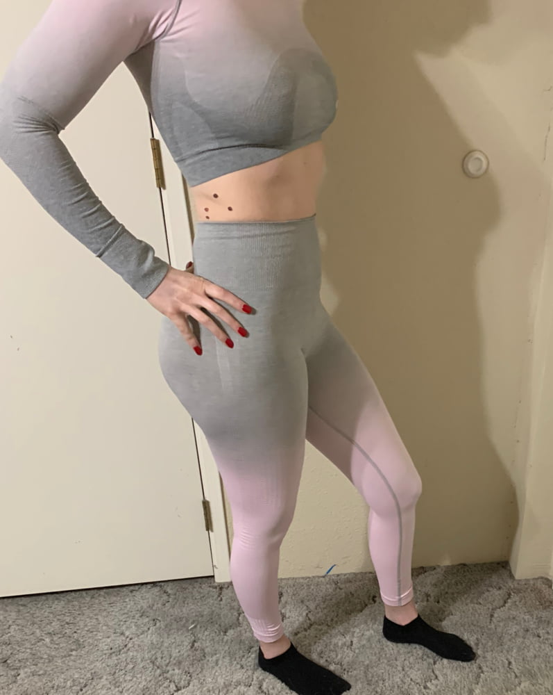 Bubble butt in gym clothes- 7 Pics 