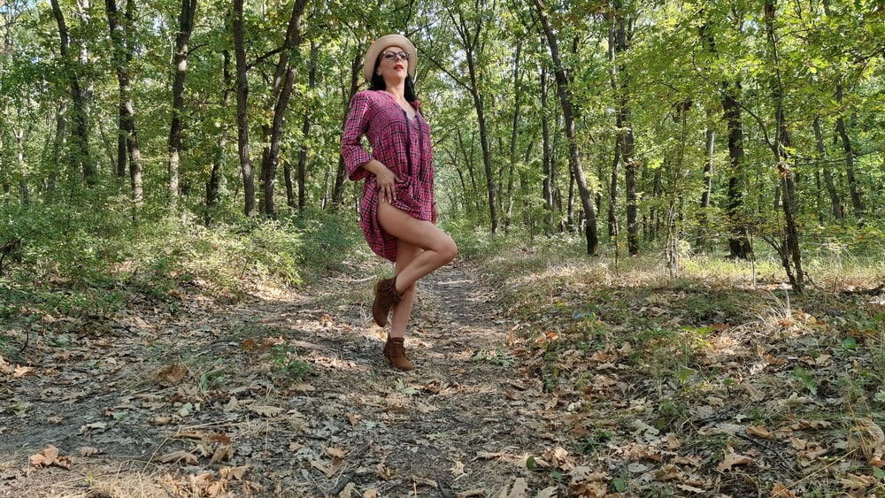 Naked Girl On Trail Cam - Dildo in the woods - 21 Pics | xHamster