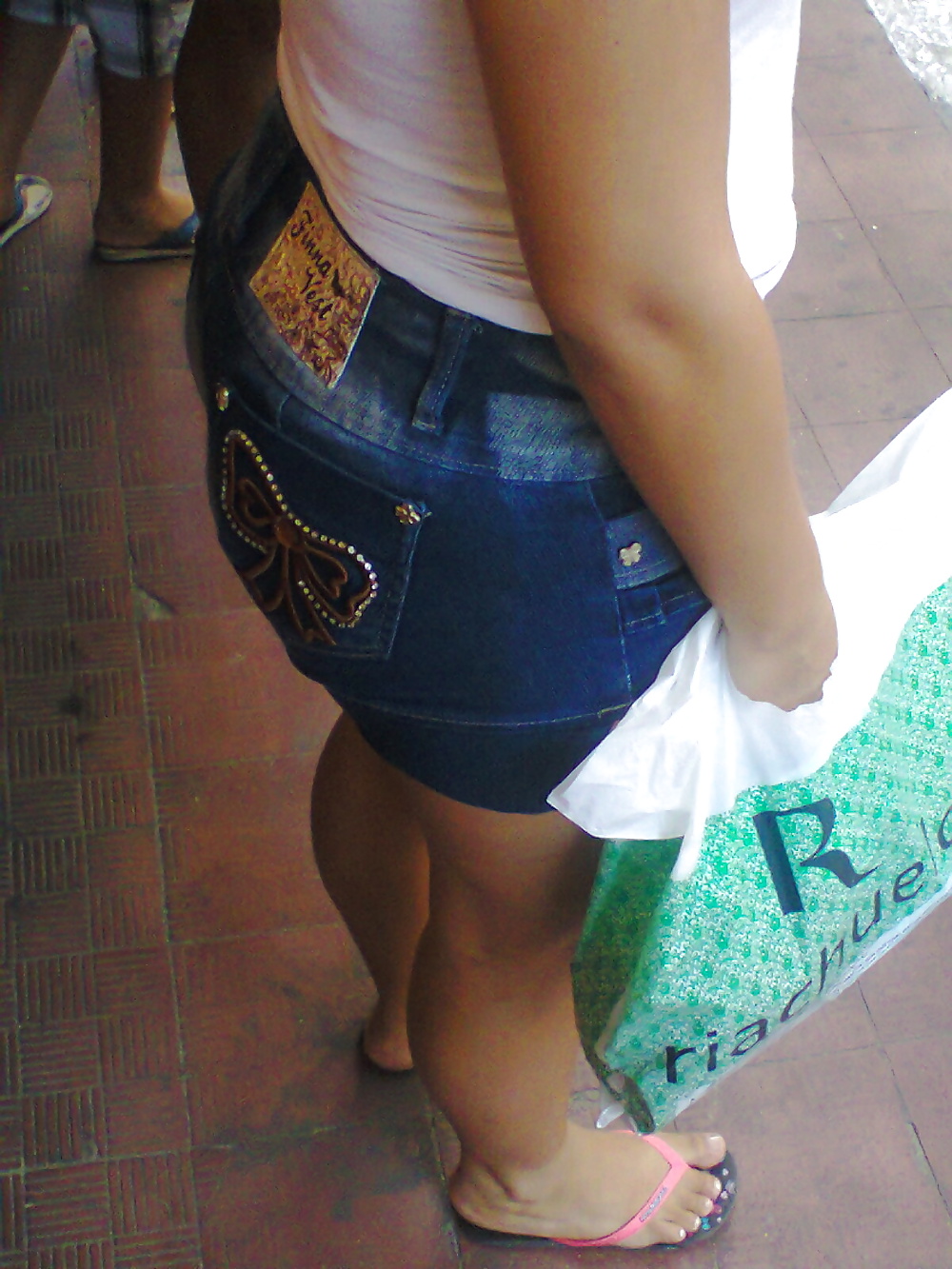 Sex Duas rabudas na parada de onibus image