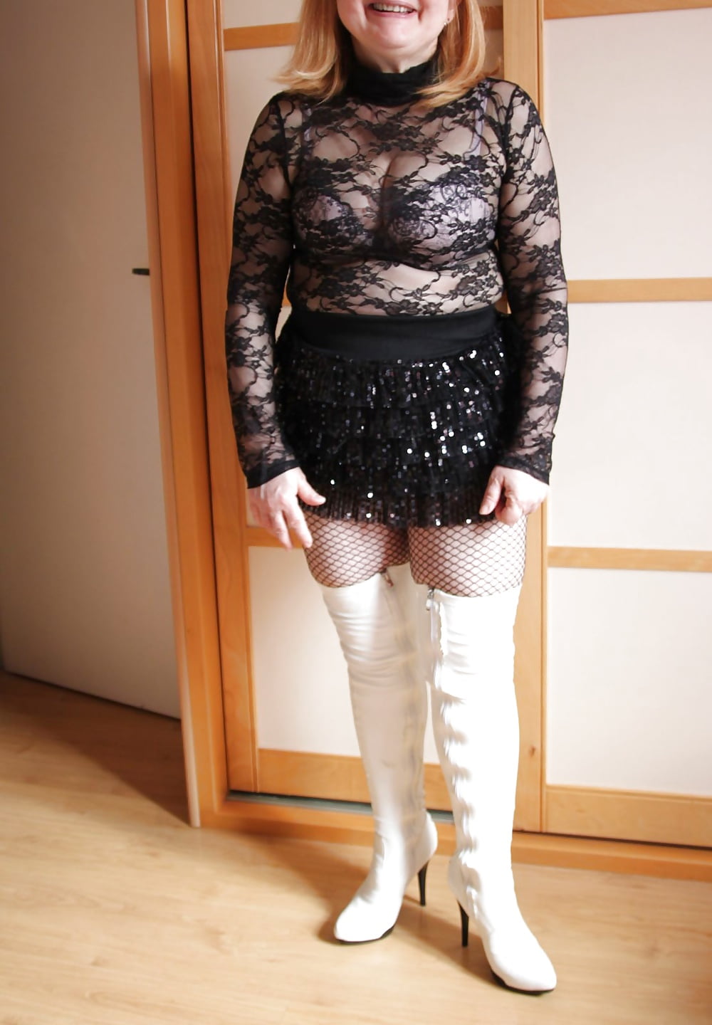 Sex Julia en cuissardes blanches image