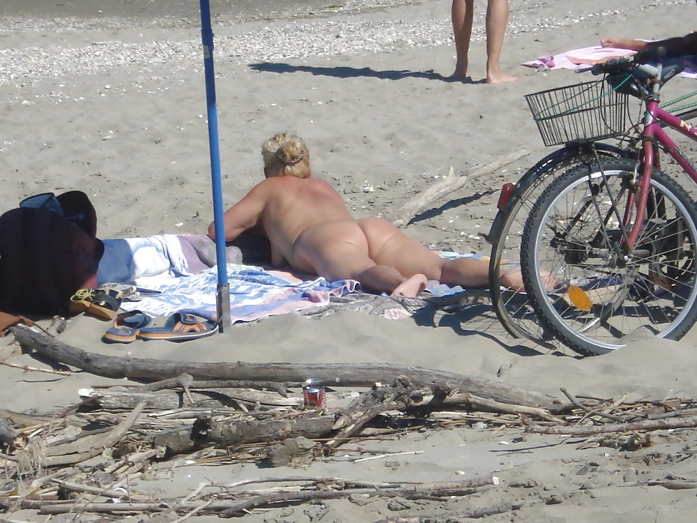 Sex Older nudists on beach! Amateur! image