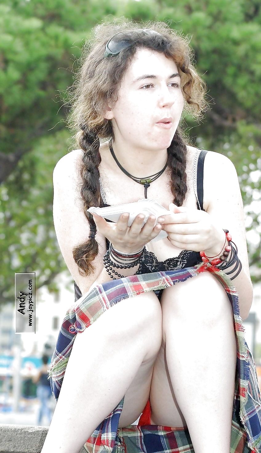 Sex Candid young slut : upskirt II image
