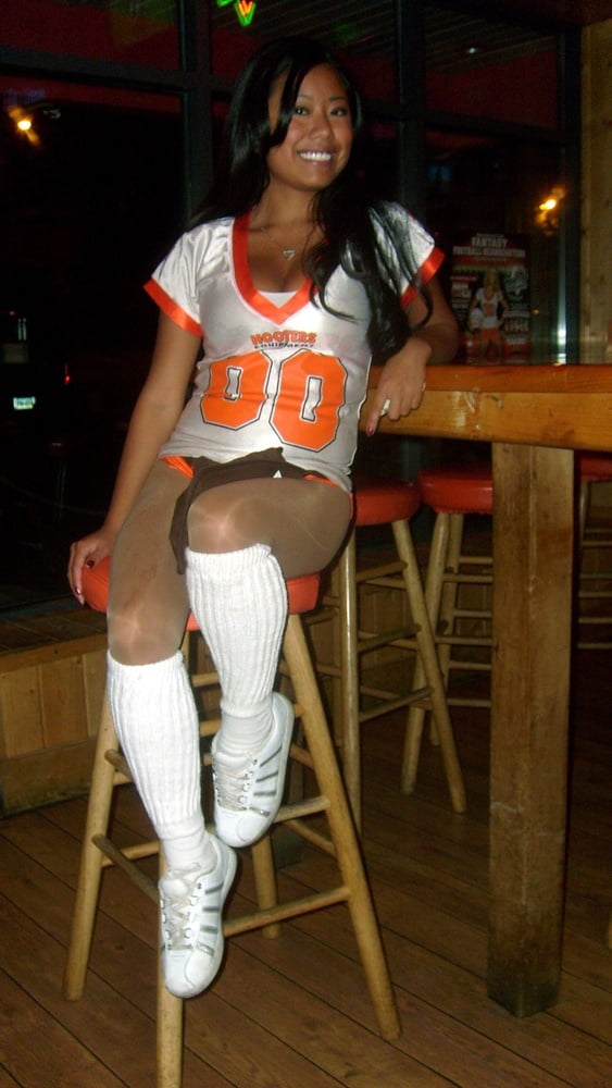 Hooters Girls in Pantyhose - 42 Photos 