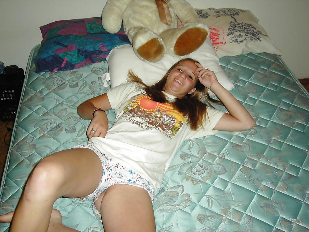 Sex Teen spreading her legs - N. C. image