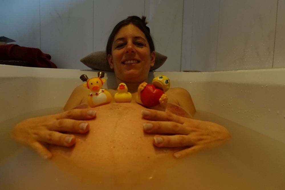 Amateur preggo milf shows her belly naked - 47 Photos 