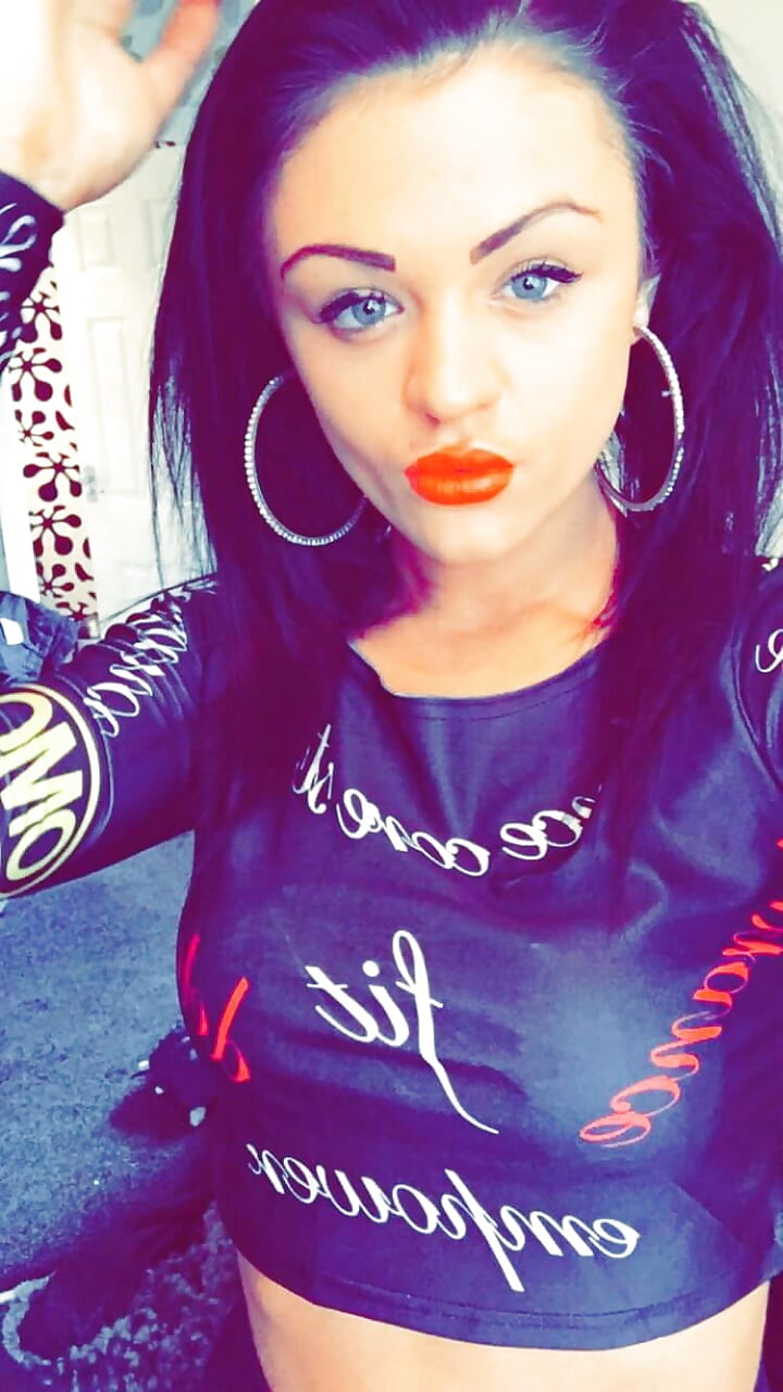 Sex Amateur chav babe Lucy J loves posing image