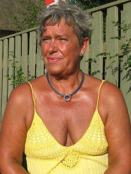 Amateur grannys for tributes and fakes - 215 Photos 