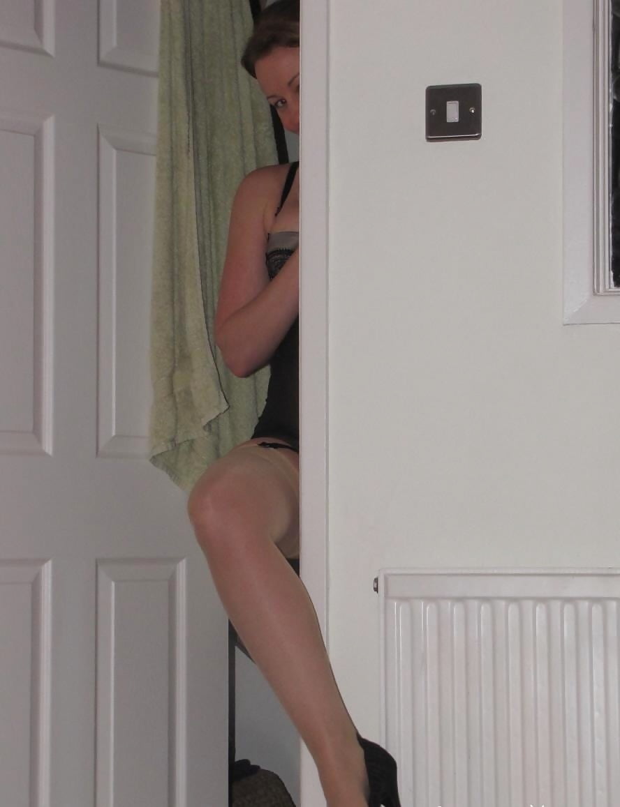 Sex UK MILF posing for her lucky hubby image