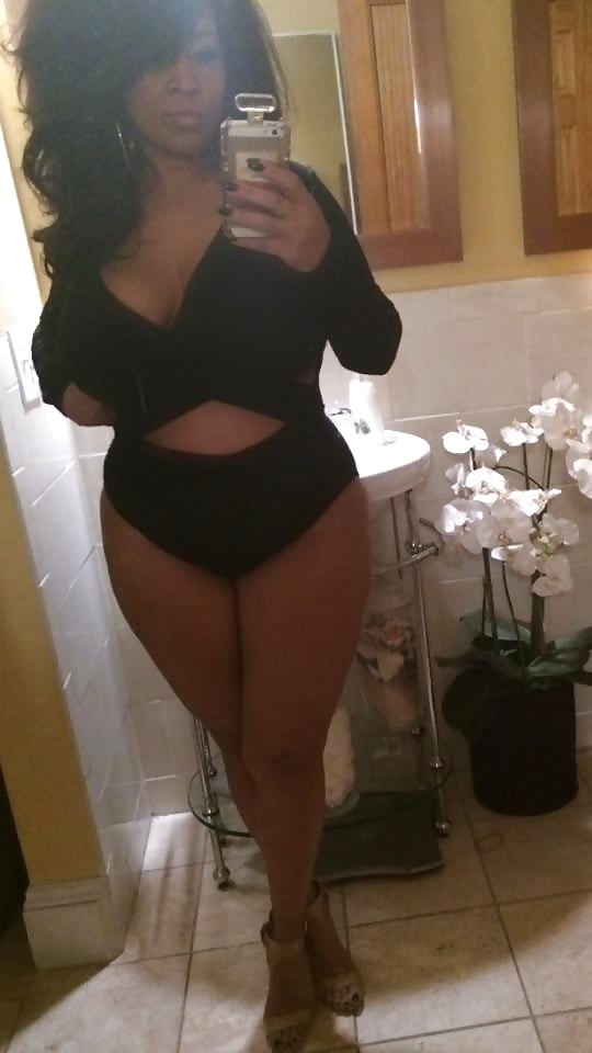 Sex Black Beauty Selfies in Swimsuits image