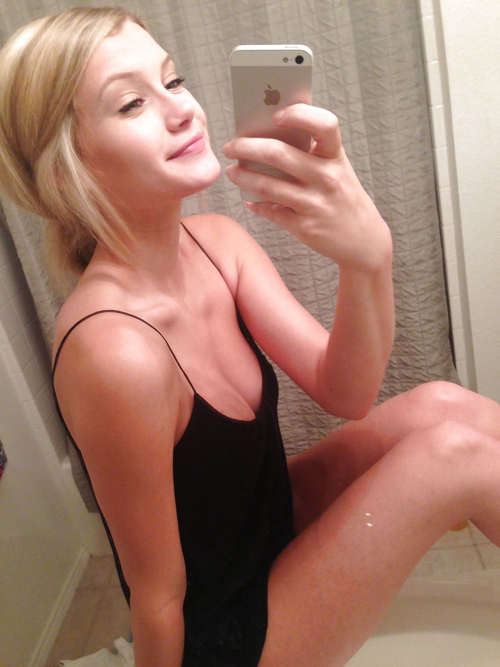 Sex Busty Blondes nude selfies image