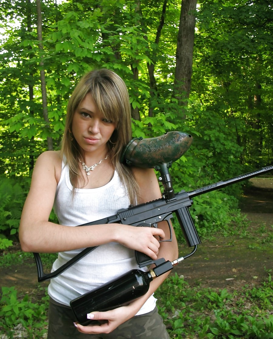 Sex Lola plays in paintball image