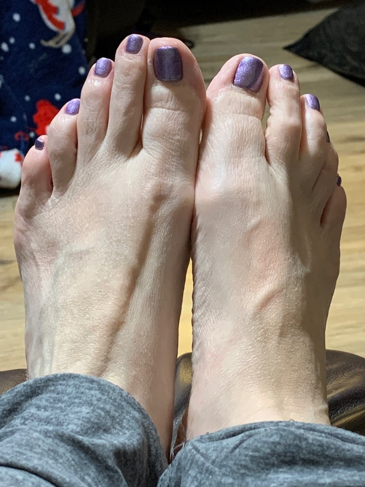 Purple toes - 1 Photos 