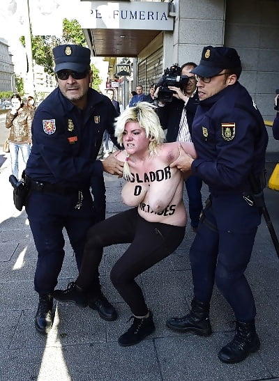 Sex Femen big-titted fight (La lucha tetuda de Femen) image