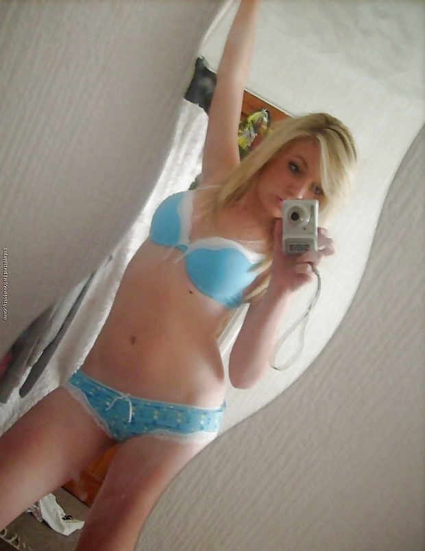 Sex Blonde in curvy mirror image