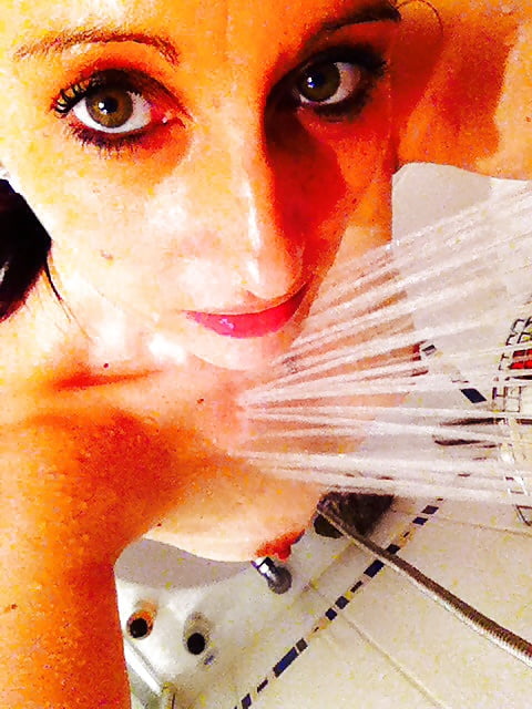 Sex Elle aime le bain et la douche image