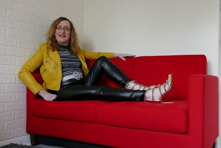 black shiny wetlook leggings with yellow leather jacket         