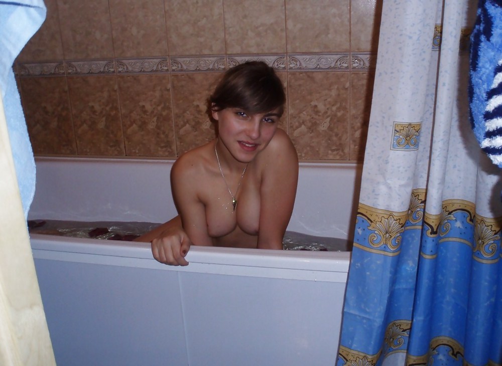 Sex Amateur Teen Brunette taking a Bath image