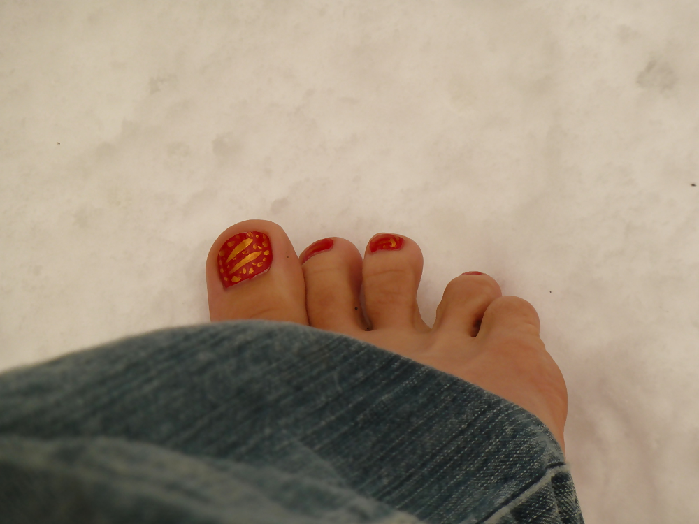 Sex feet in snow image