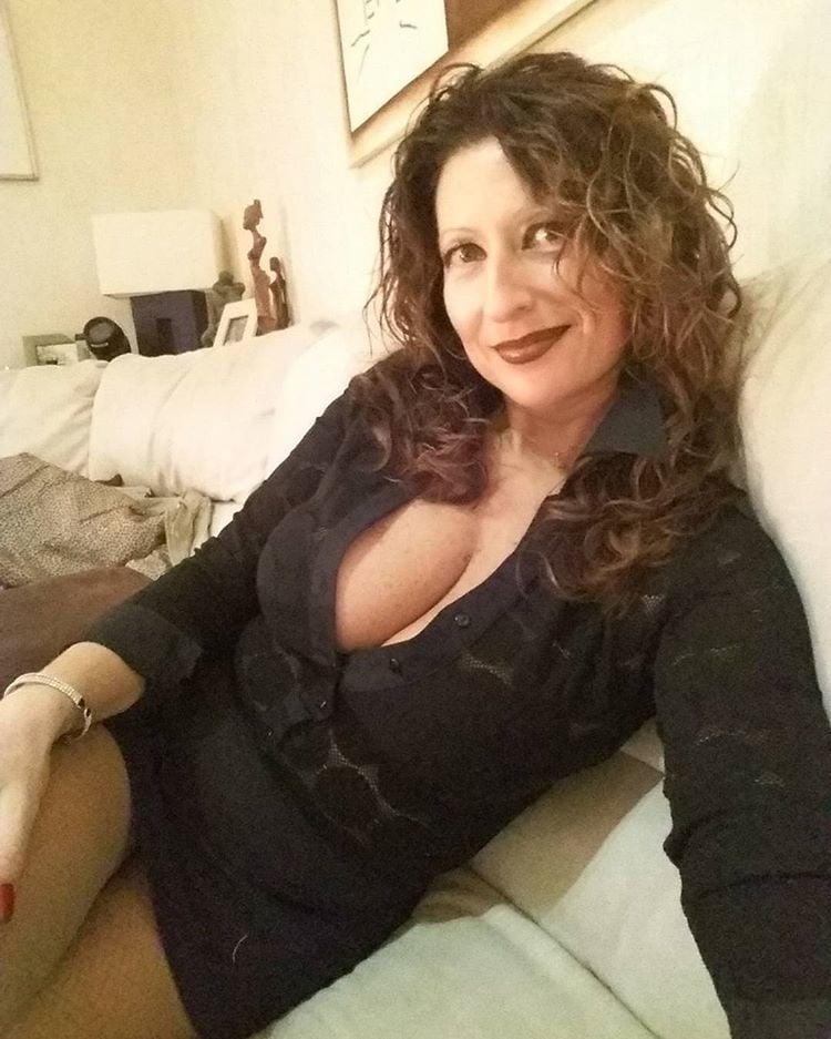 Hot busty Wife - 70 Photos 