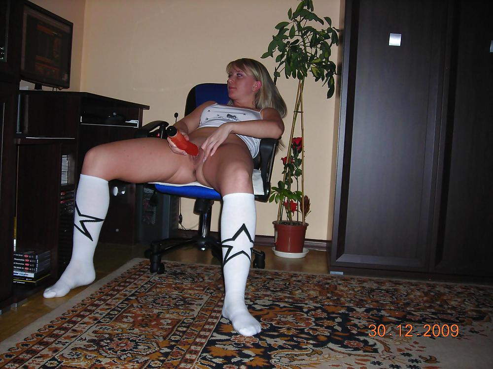 Sex AMATEUR USES HER SEXTOY image