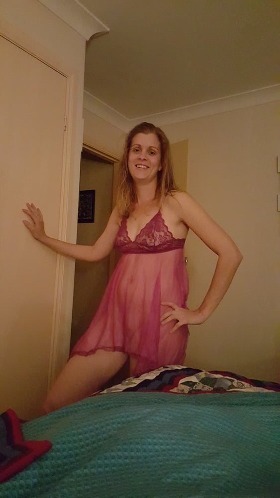 Hot amateur wife Beth is a dirty slut - 35 Photos 