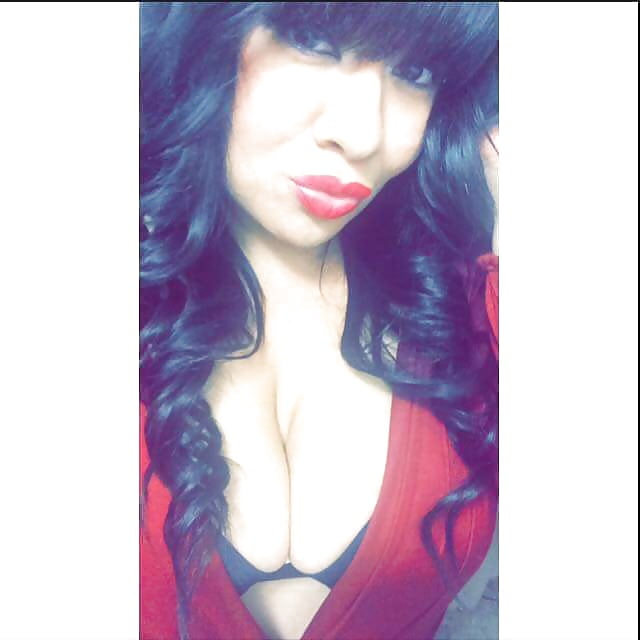 Sex Latina cleavage image