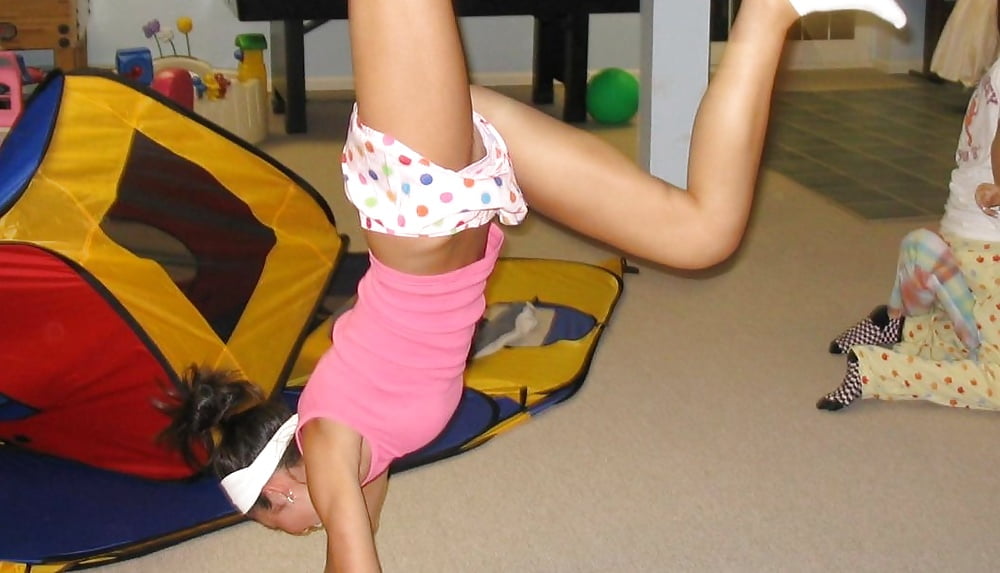 girl-up-shorts-girls-pussy-slip