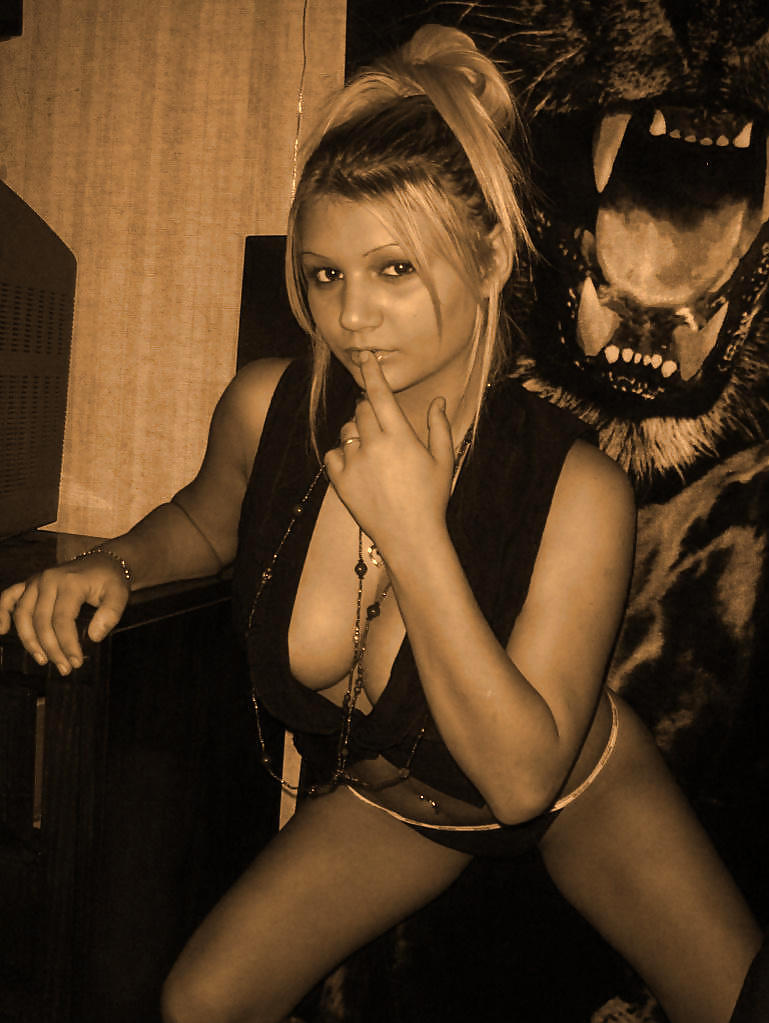 Sex AMATEUR JULIA SHOWING OFF image