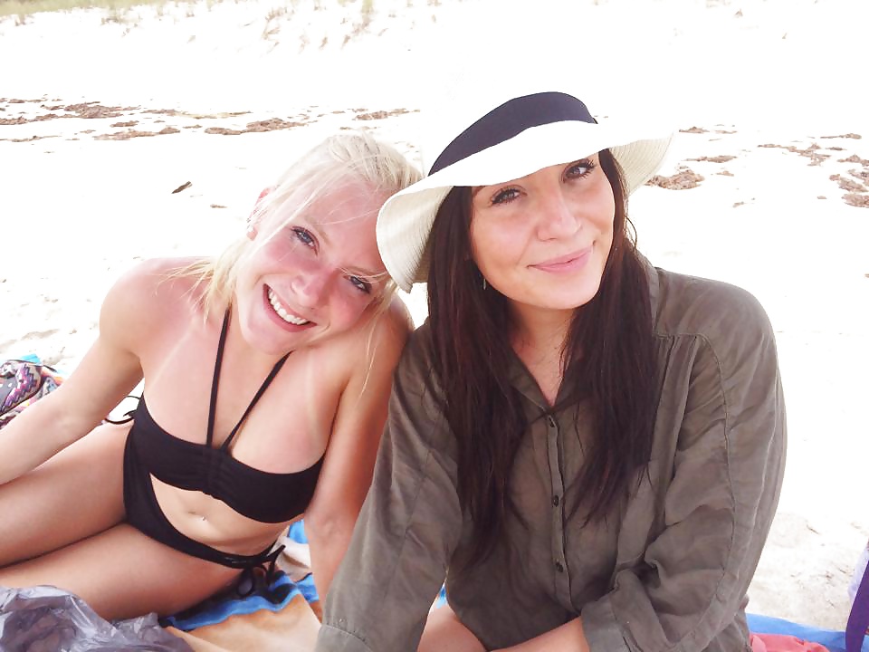 Sex Stupid girls in bikinis image