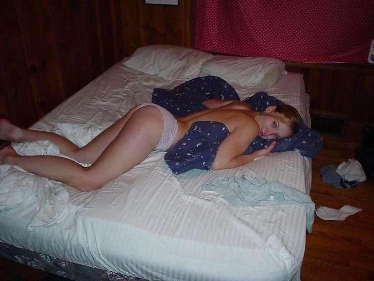 Sex Cute gf posing on bed image