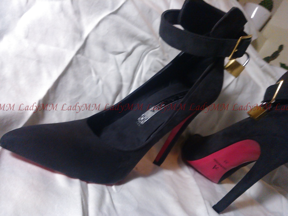 Sex LadyMM Italian Milf. Her new black and red high heeled shoes image