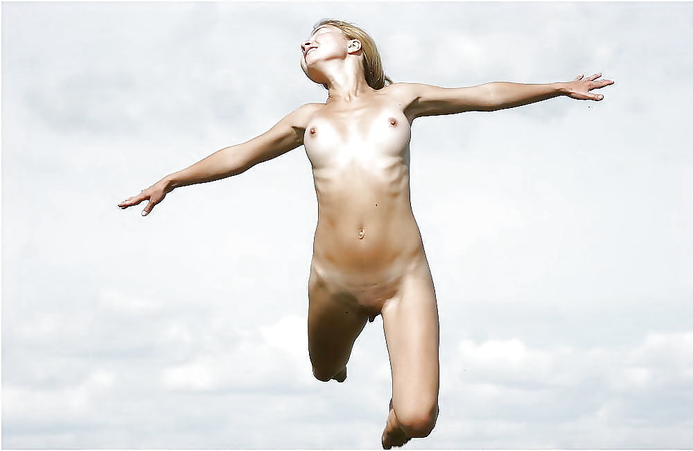 nude-girls-jumping
