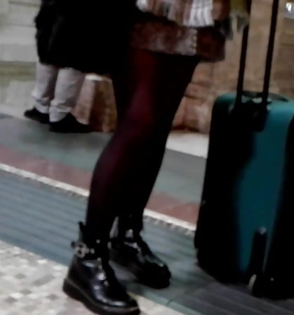 Beauty Legs With Black Stockings (babe) candid pantyhose