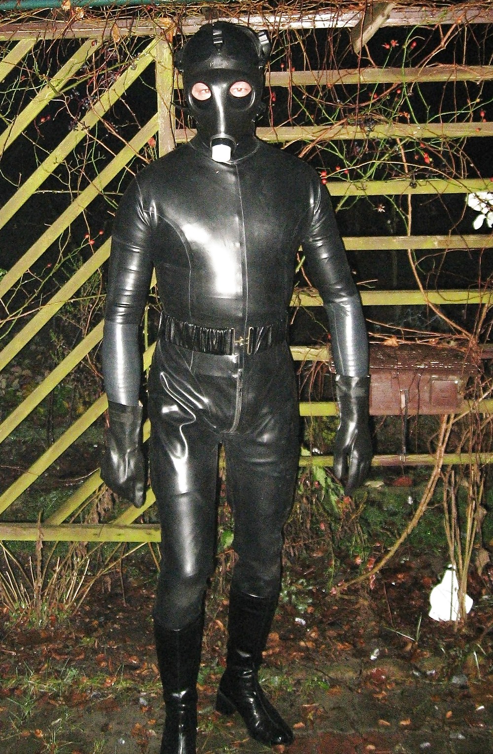 Sex Latex im Garten image