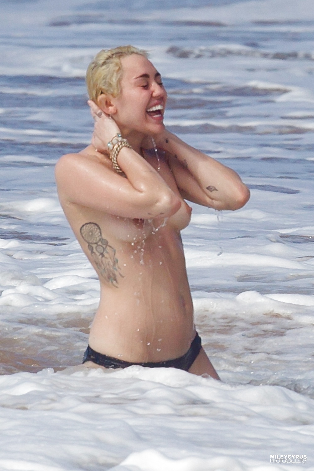 Miley cyrus topless in australia