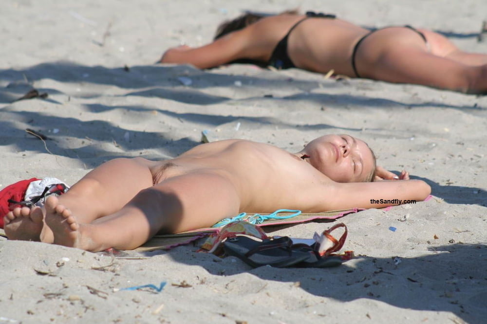 Inconnue allongee nue a la plage - 43 Photos 