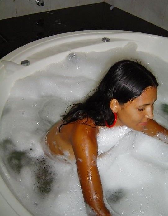 Sex Amateur Latina Poses + Bathes image