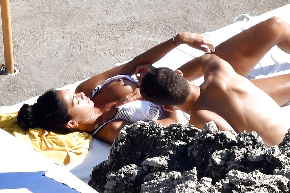 Nicole Scherzinger Showing Boobs Ans Nips In Capri July