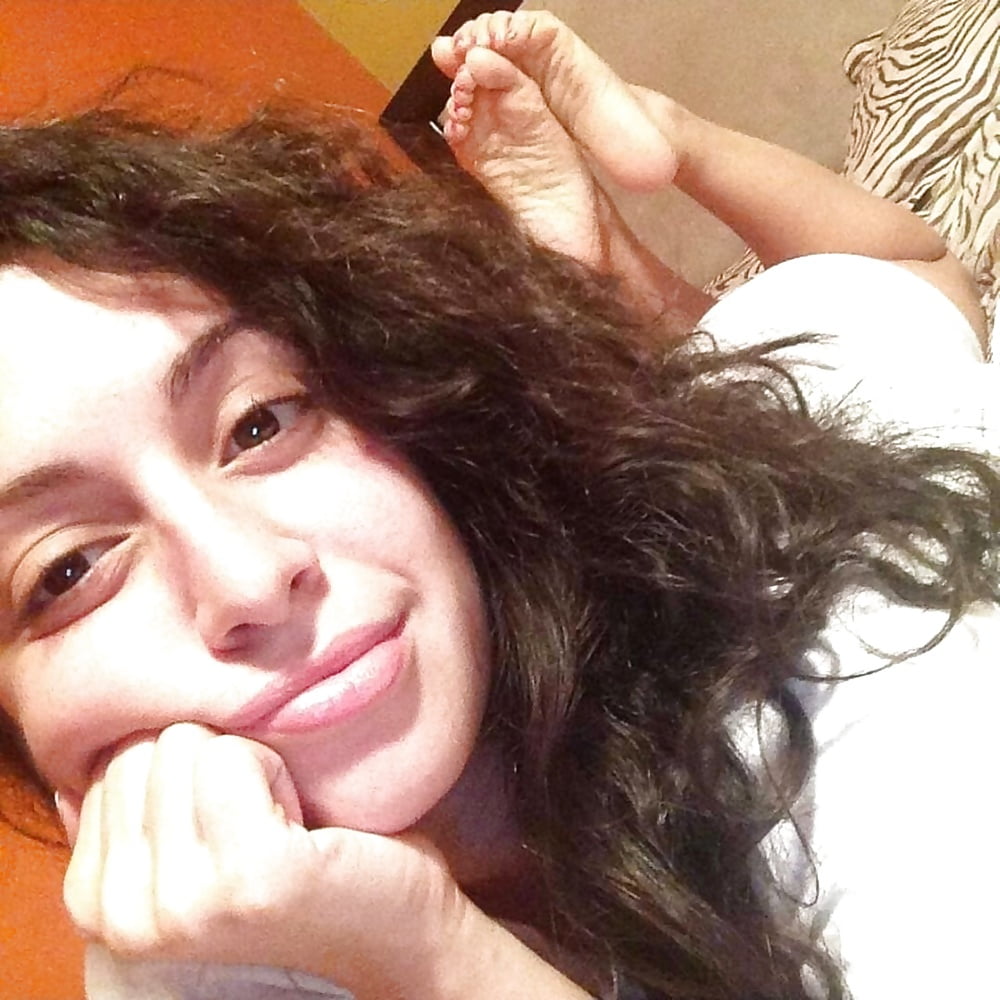 Sex selfshot girls feet pose!!! image