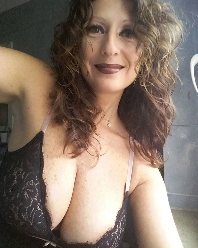 Hot busty Wife - 70 Photos 