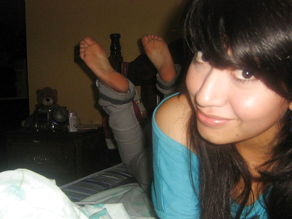 Sex selfshot girls feet pose!!! image