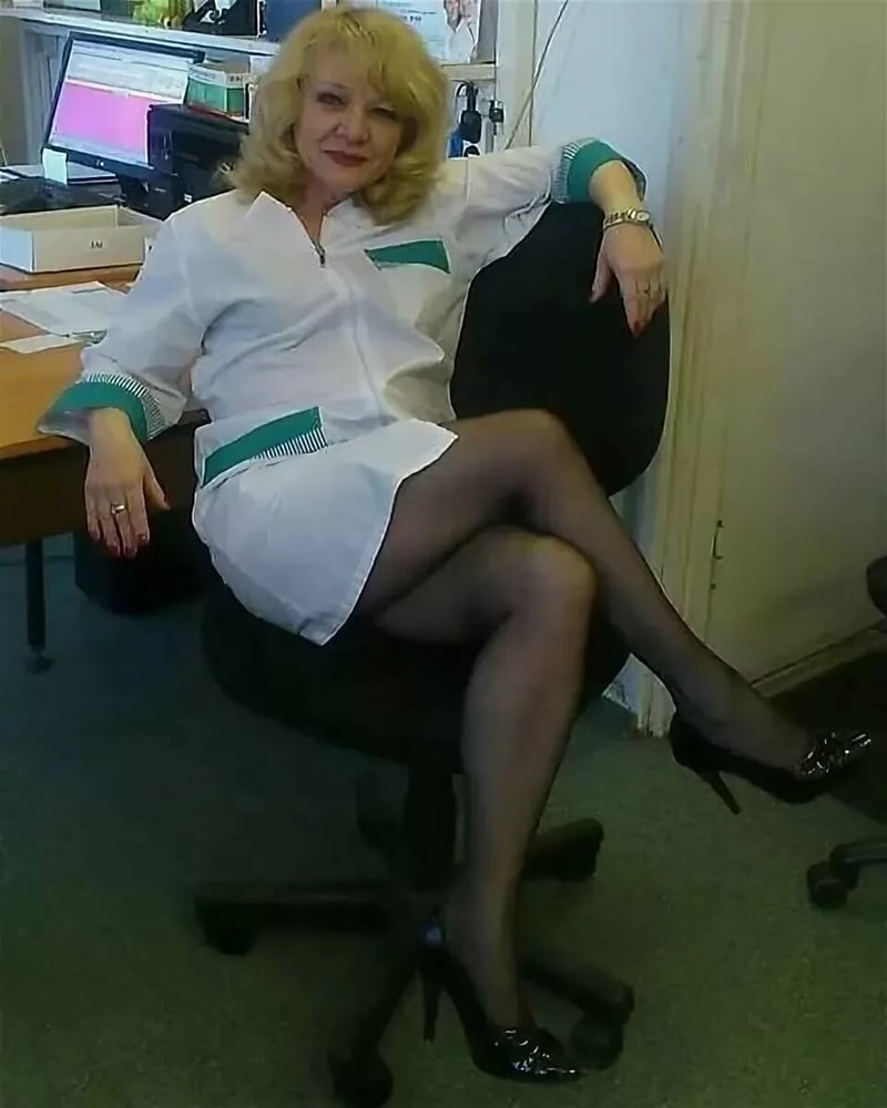 Взрослая женщина в офисе