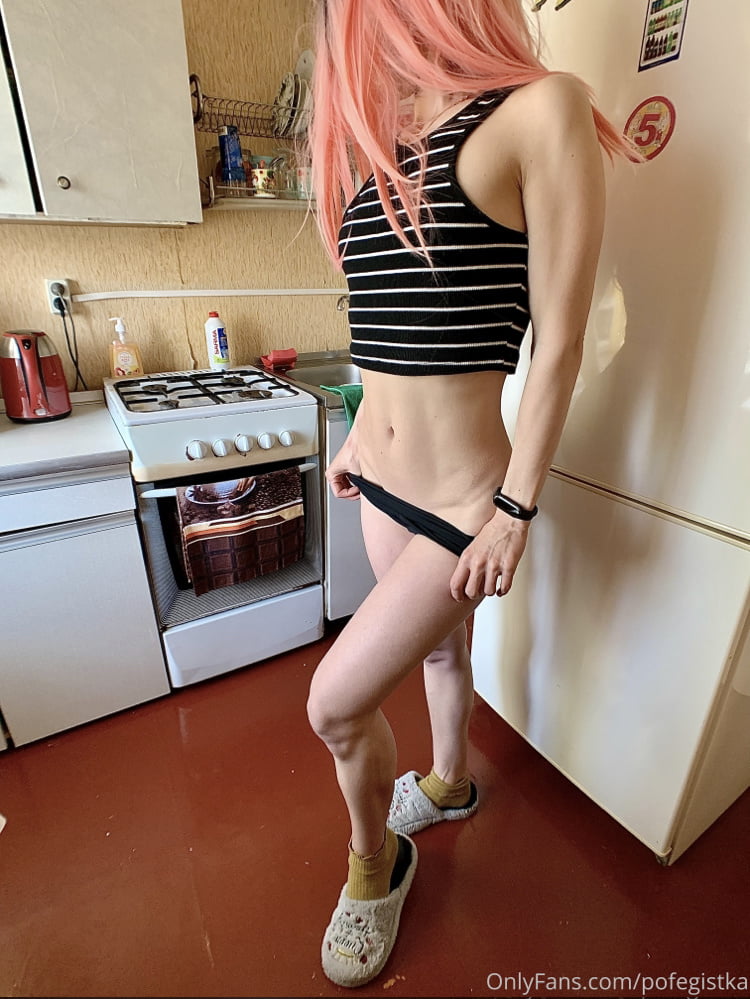 Fucked herself in the kitchen - 10 Pics 