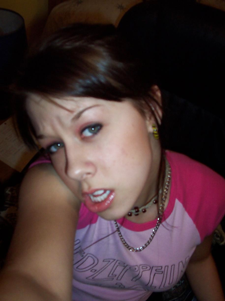 Sex SingleStonerBabe From JoinUnTrue.com image