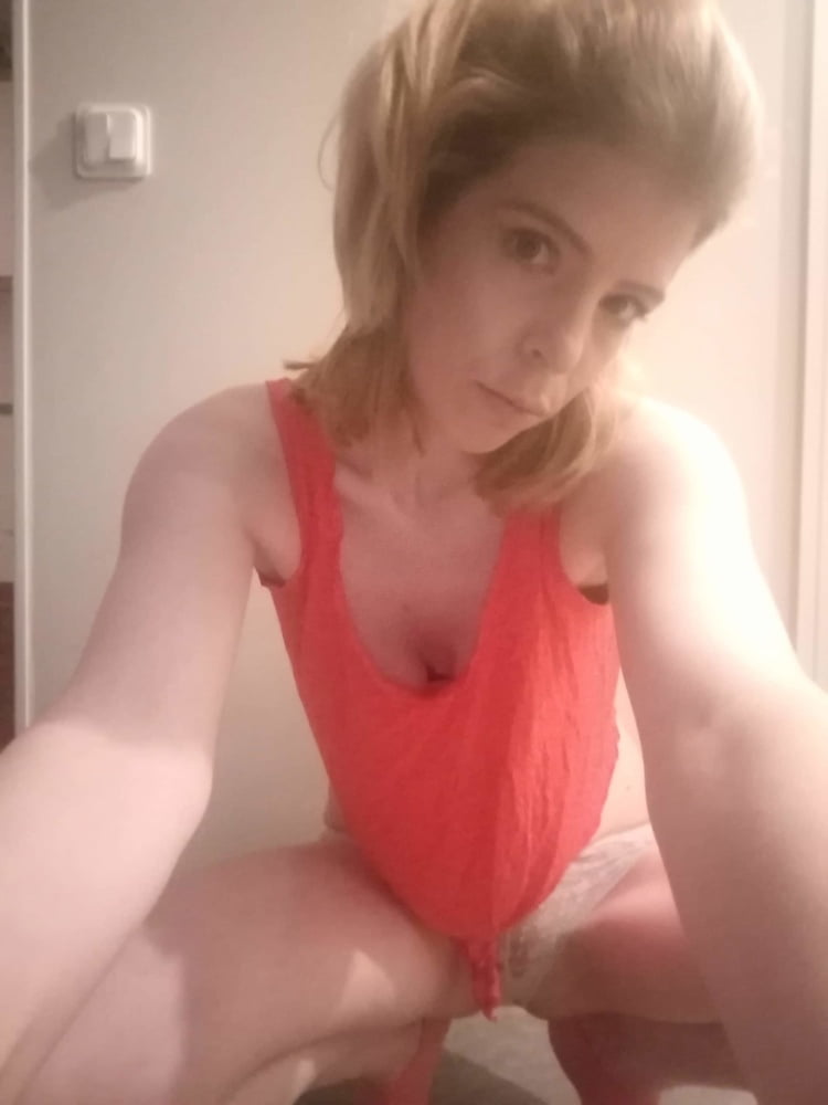 Amateur blonde showing pussy - 7 Photos 