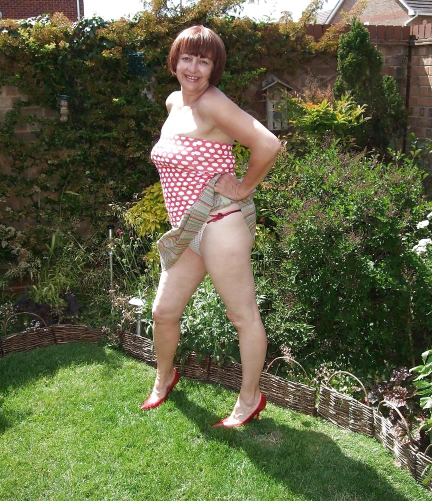 Sex UK mature slag posing & showing image